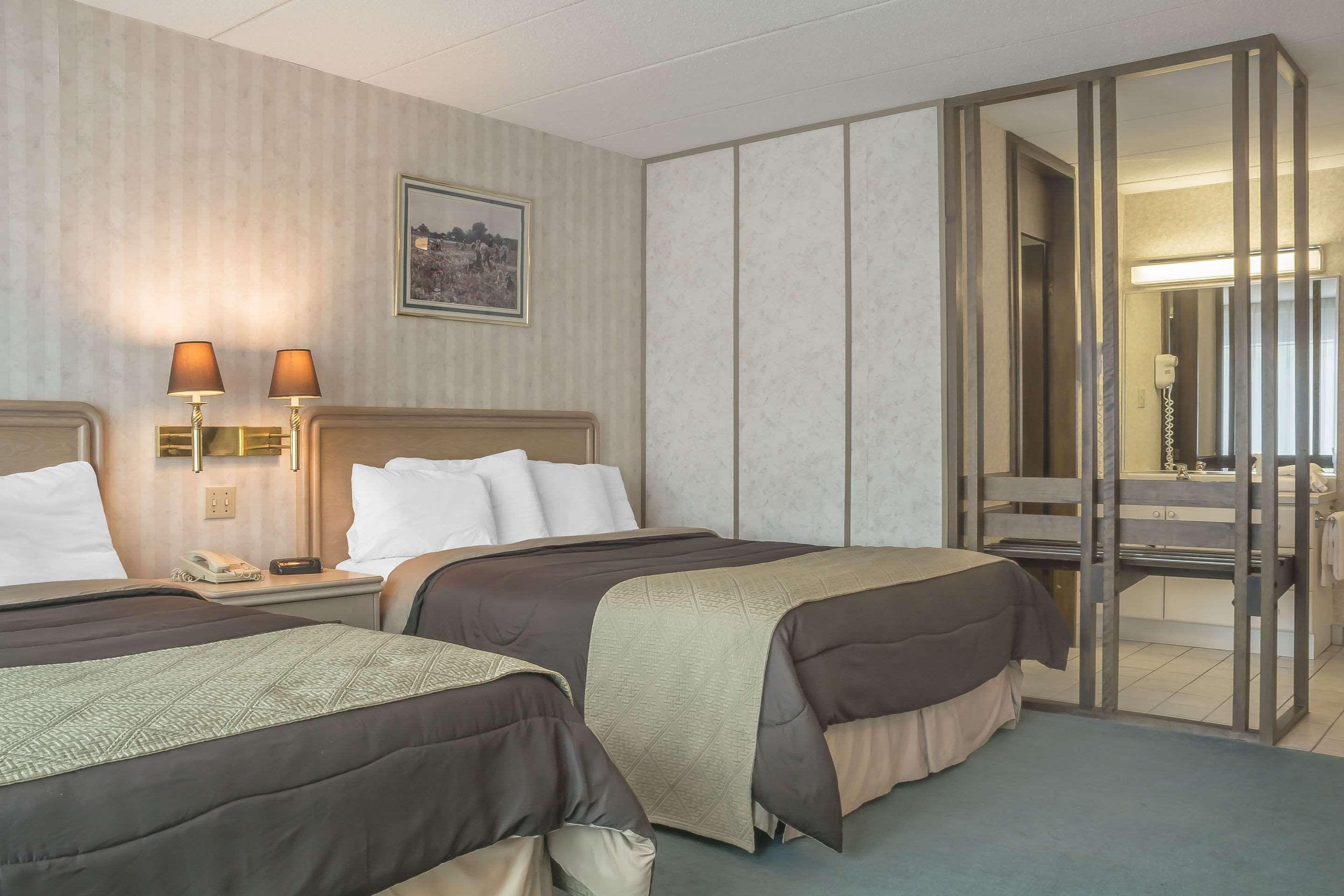 غرفة بسرير مزدوج، Rodeway Inn Fallsview Niagara Falls 2/2