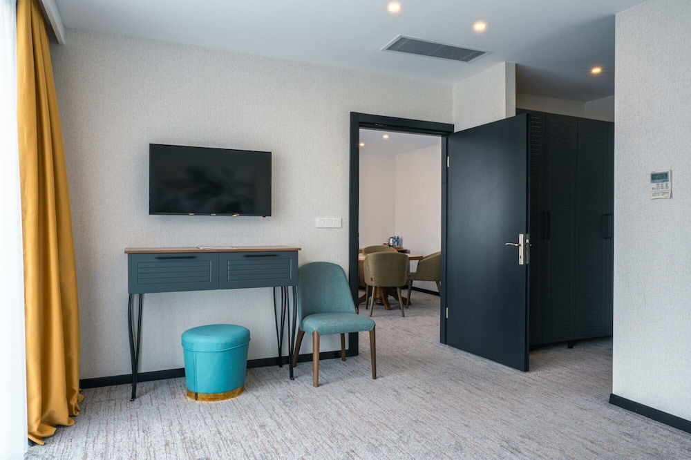Leo Suites Hotel 31/37