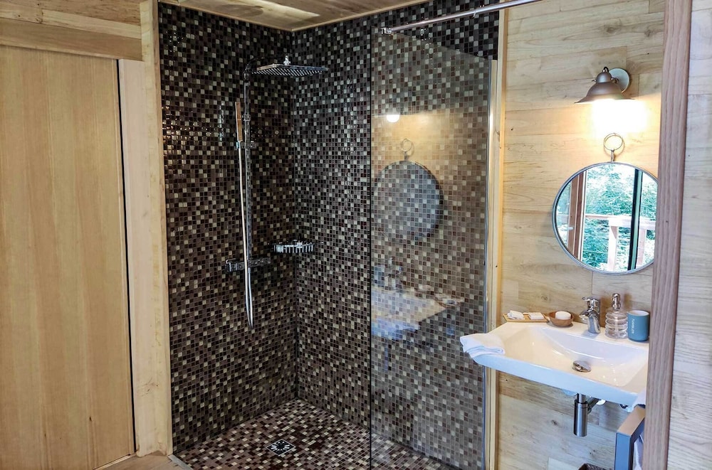 LOIRE VALLEY LODGES - HOTEL 48/50