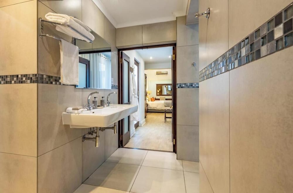 Sheppard Boutique Guesthouse 50/50