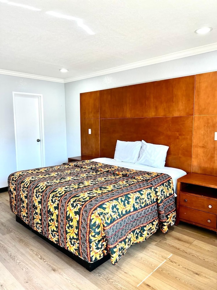 Aqua Inn Motel 13/28