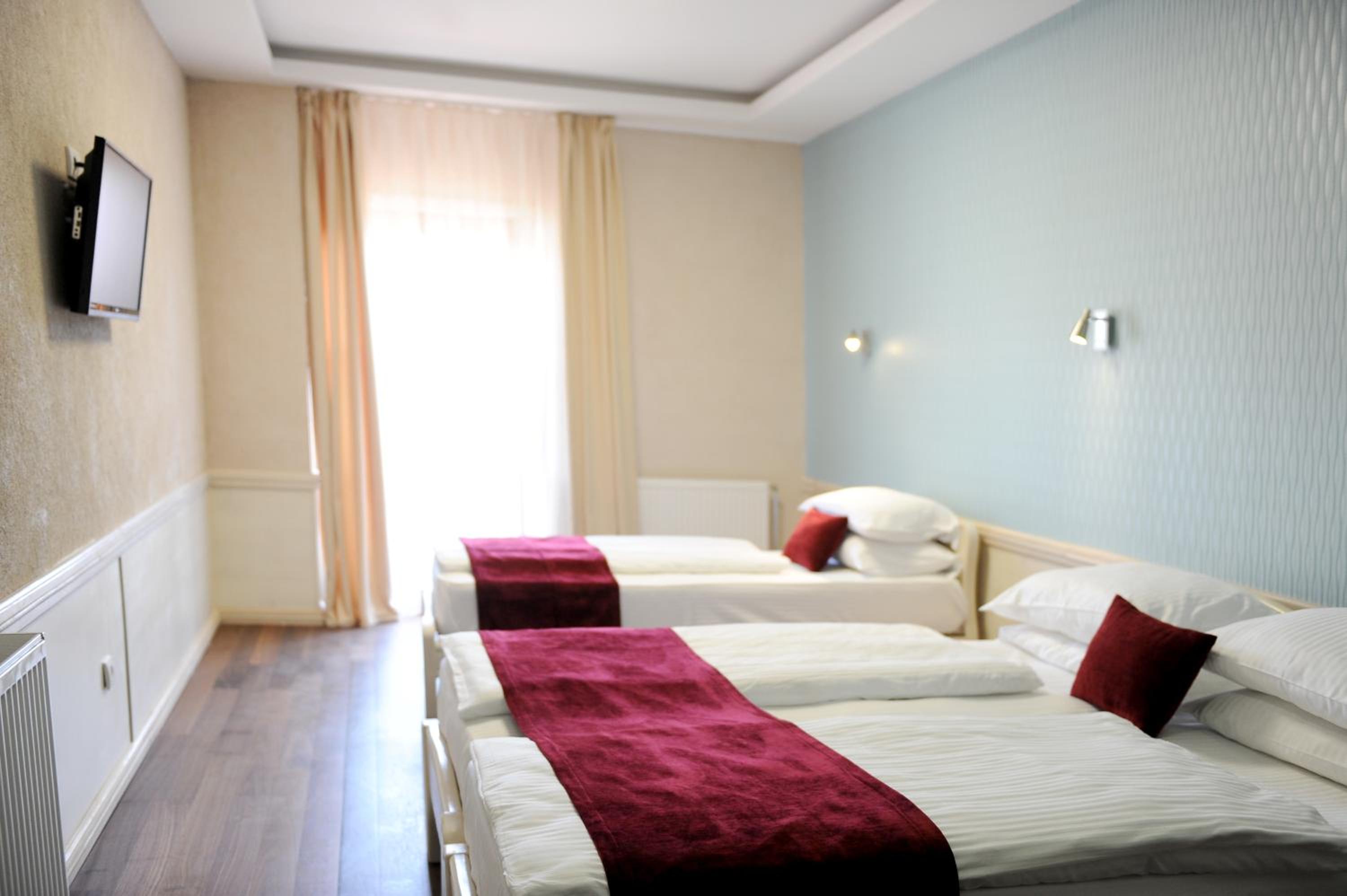 Room, Triple