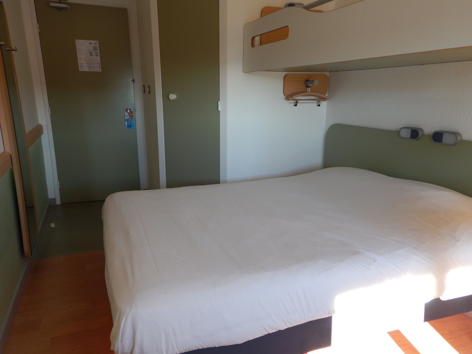 غرفة ثلاثية بسرير مزدوج وسرير بطابقين، Ibis Budget Clermont Ferrand Sud Aubiere 5/9