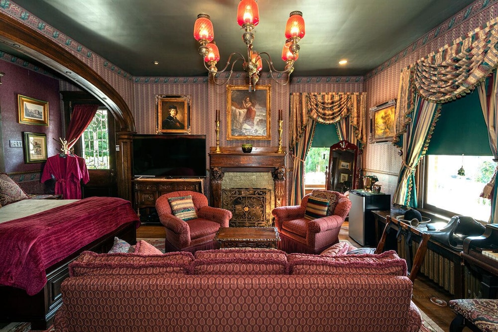 South Broadway Manor Bed and Breakfast 52/72