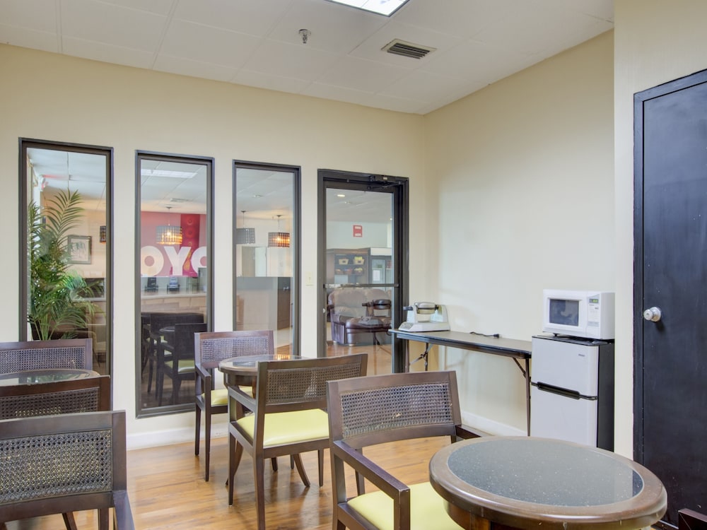 OYO Hotel Dundee By Crystal Lake 33/50