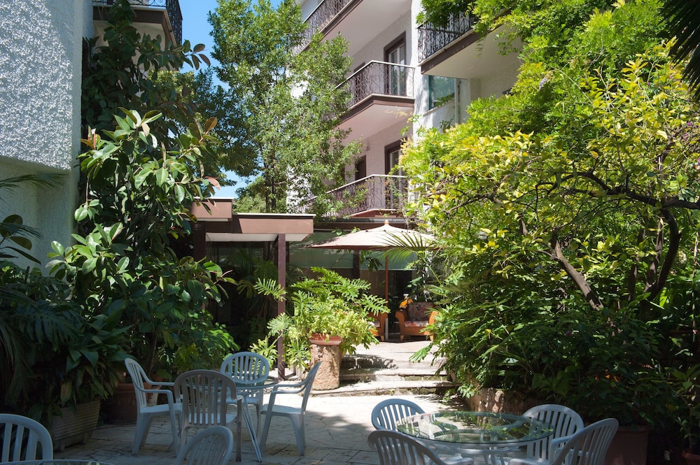 Hotel La Pergola 45/48