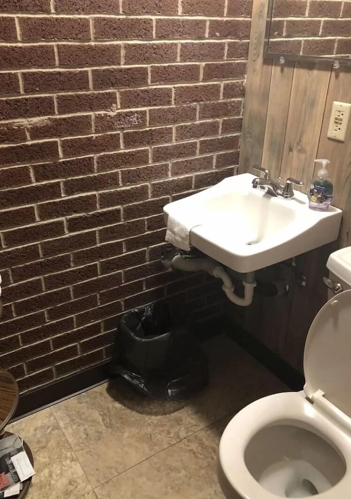 Colonial Motel 13/24