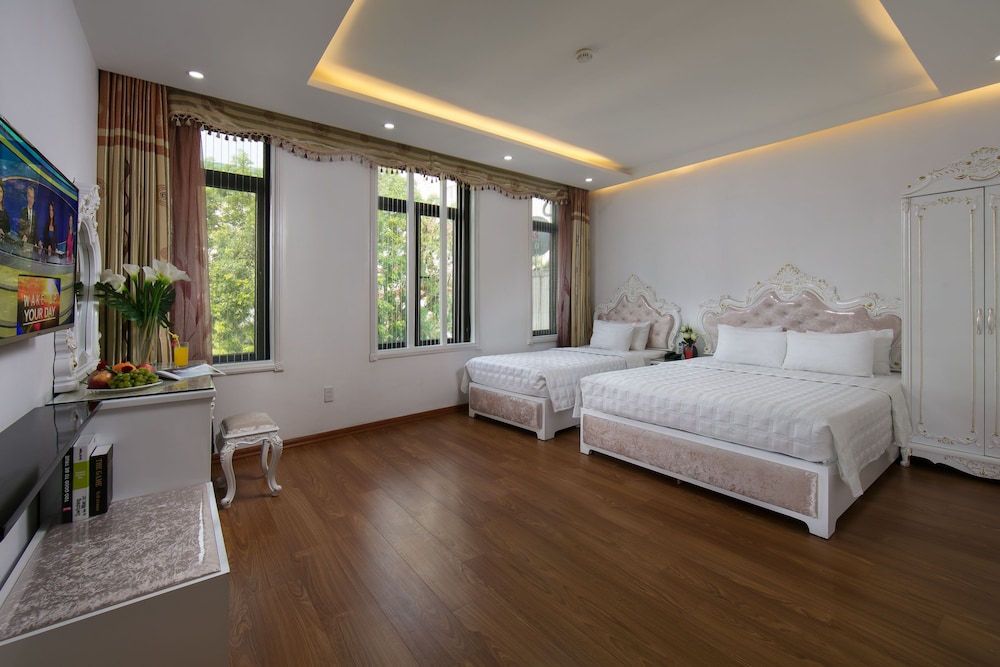 Oriental, Triple, 1 Double and 1 Single Bed, City or Lake View
