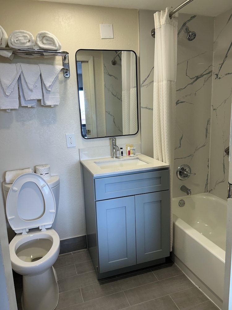 Hilltop Inn & Suites 15/15