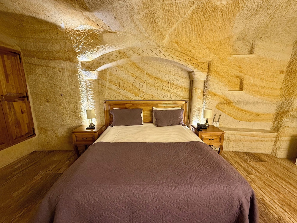 Cave, Deluxe, Queen Bed