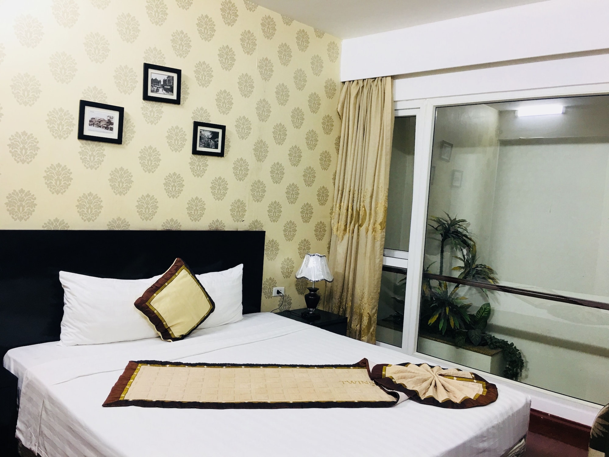 DELUXE, DOUBLE BED