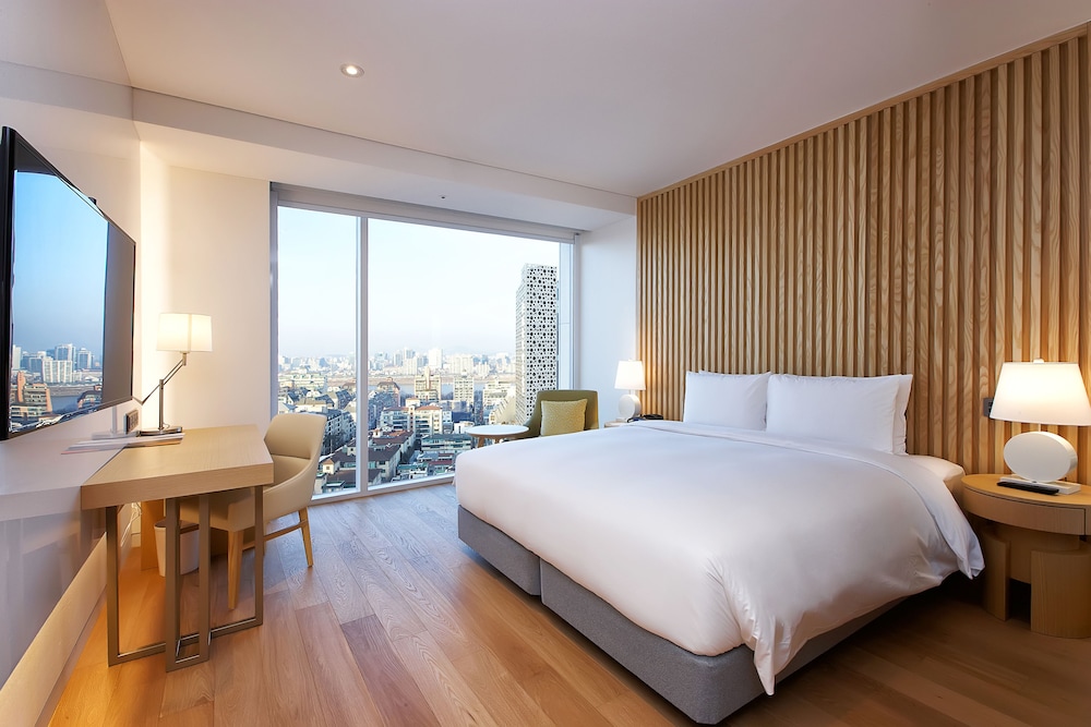 DELUXE, KING BED