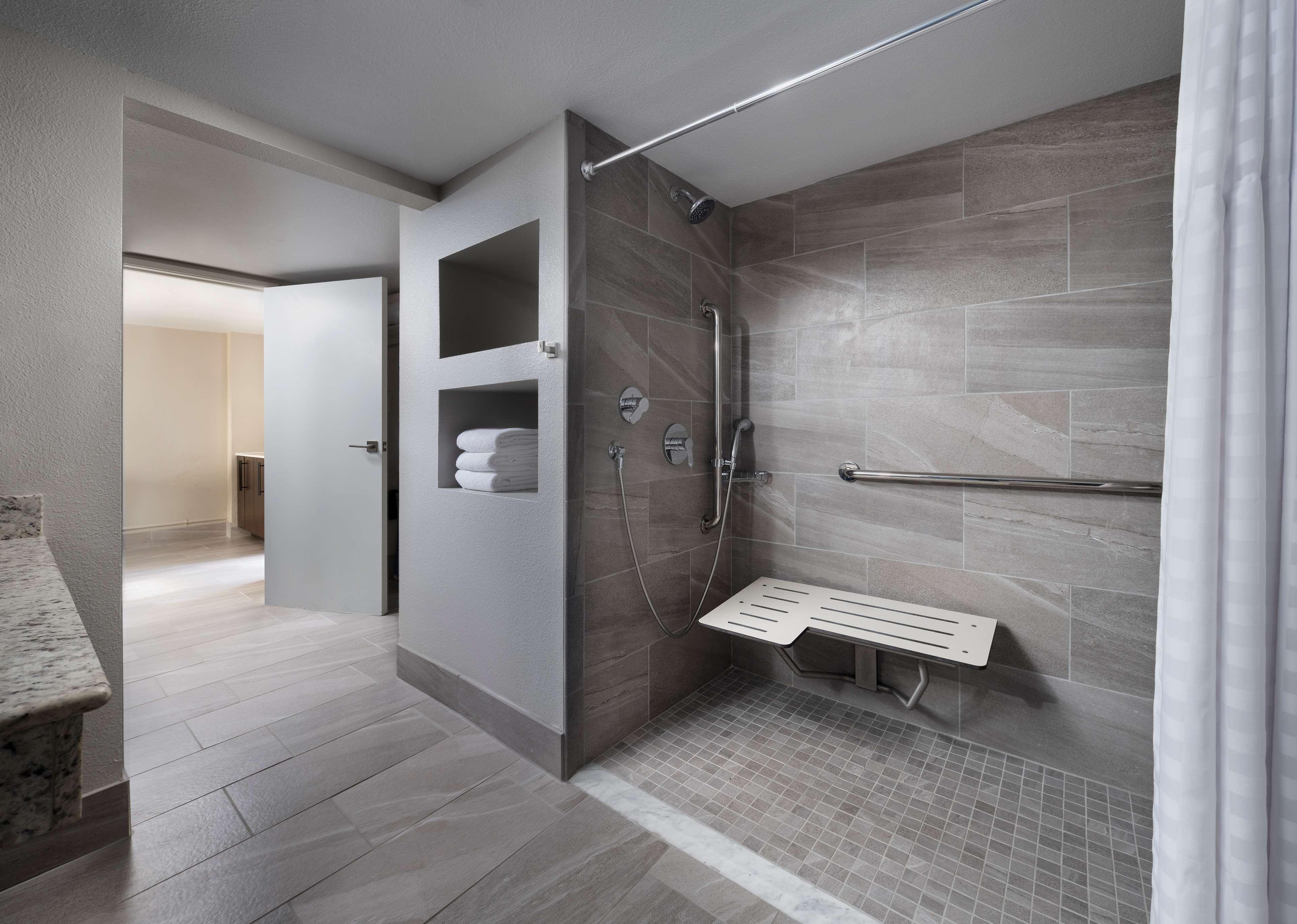 2 ROOMS, SUITE, KING BED, ACCESSIBLE