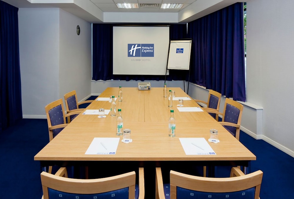 Holiday Inn Express Portsmouth Gunwharf Quays 48/56
