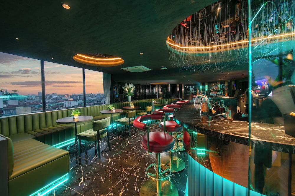 MAY DE VILLE Crown Hotel 38/46