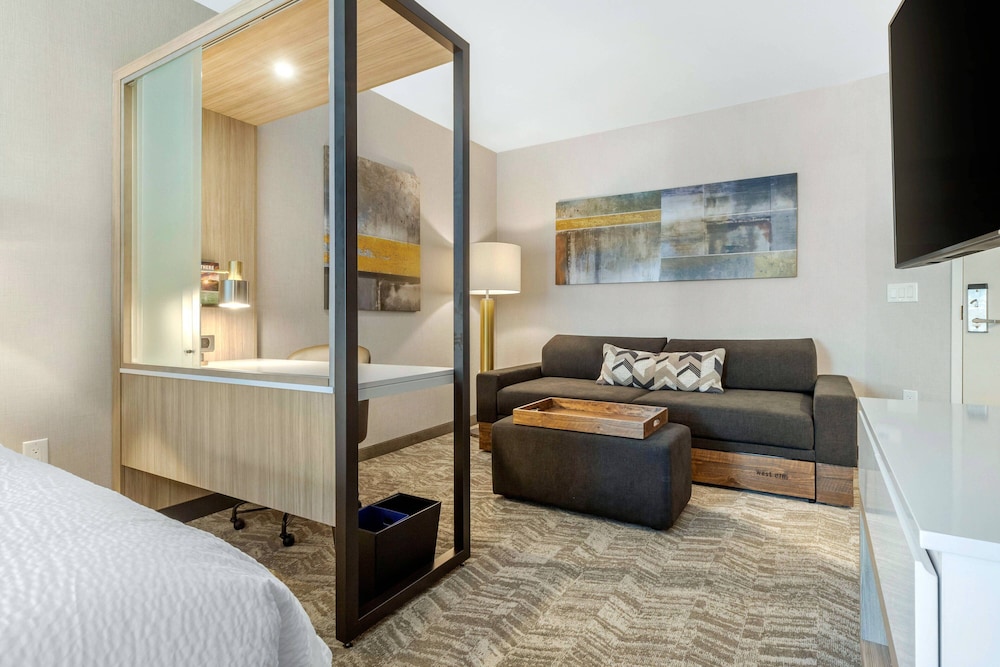 SUITE, KING BED