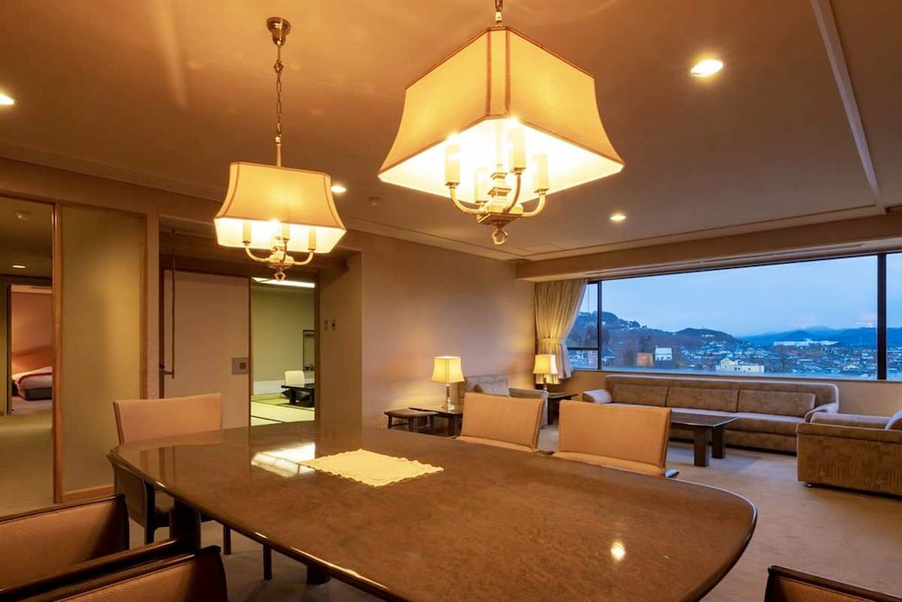 Tsukioka Hotel 58/61
