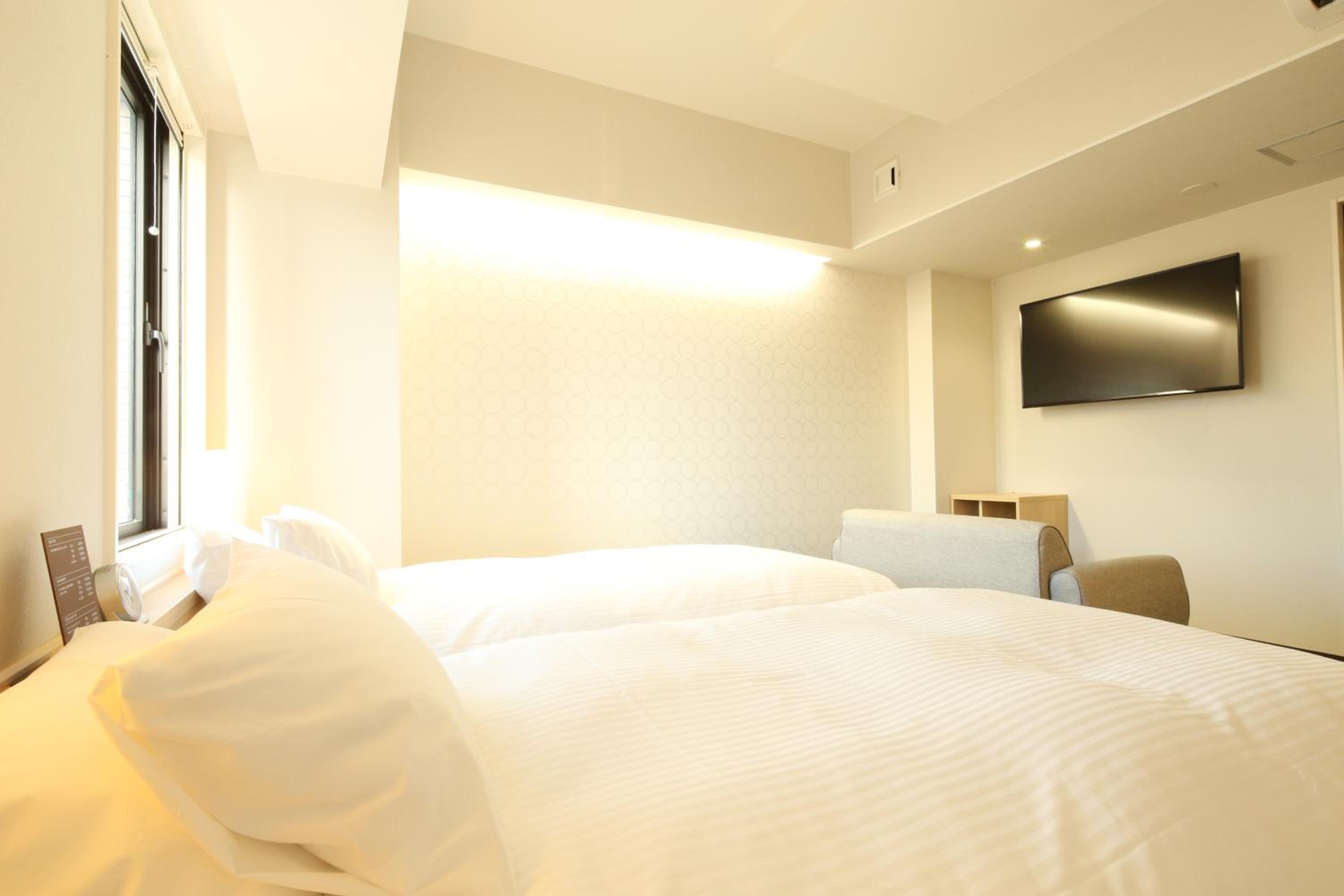 Universal, Twin Beds