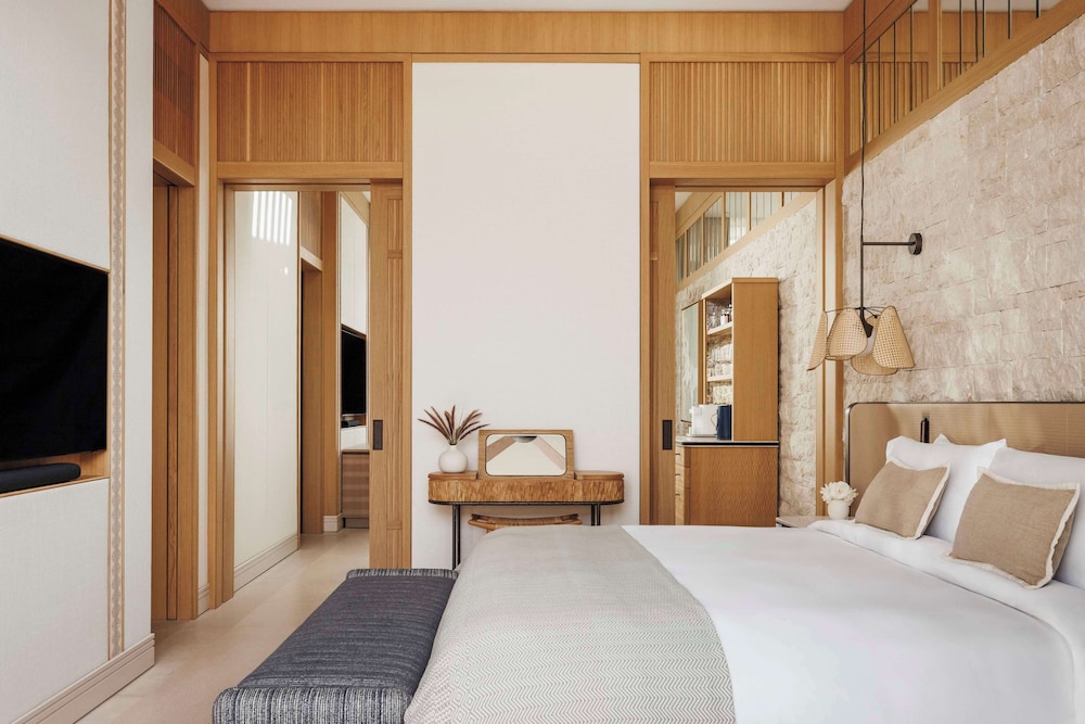 Family Suite, 1 King and 2 Queen Beds, with Pool