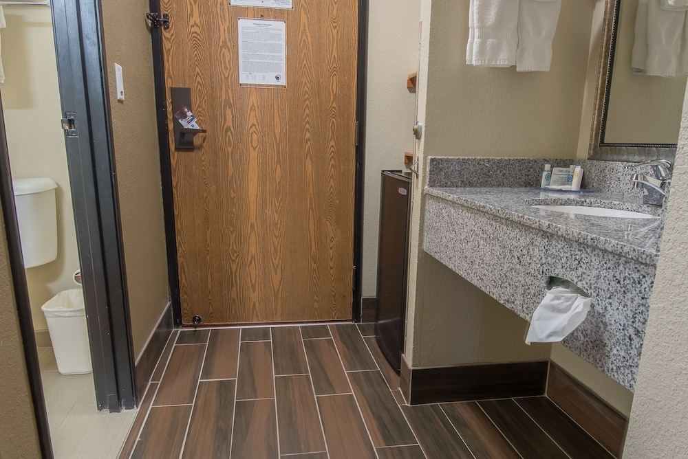 Clarion Pointe Racine - Mount Pleasant 34/36