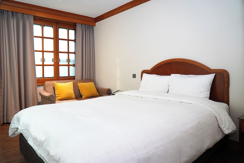 ROOM, DOUBLE BED