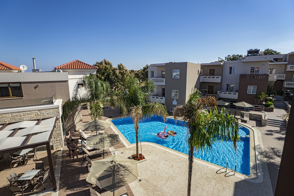 Golden Bay Suites 10/67