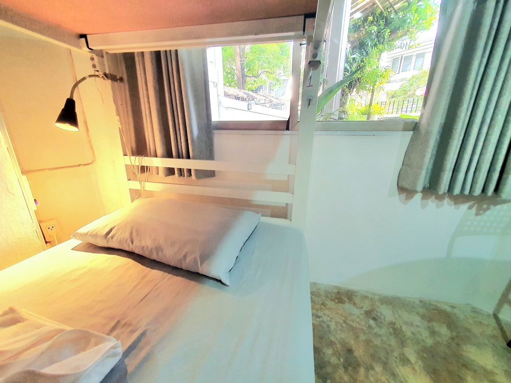 FEMALE DORM, FEMALE ONLY, STANDARD, SHARED BATHROOM