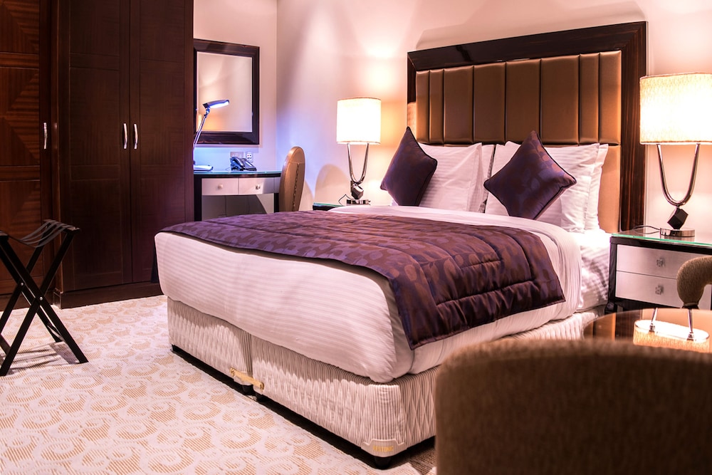 Strato Hotel By Warwick 10/28