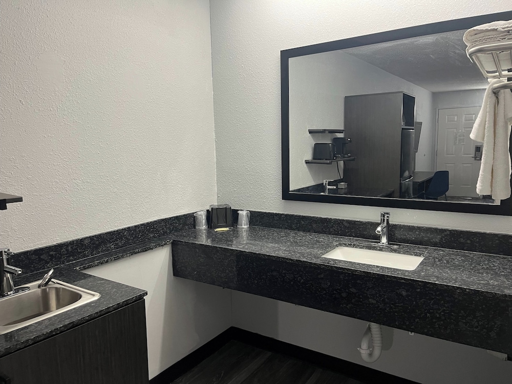 Studio6 West Columbia, SC - Airport 23/27