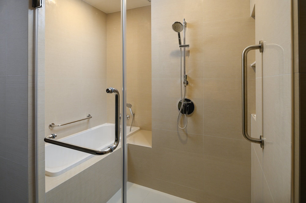 Holiday Inn Suites Siracha Laemchabang 18/78