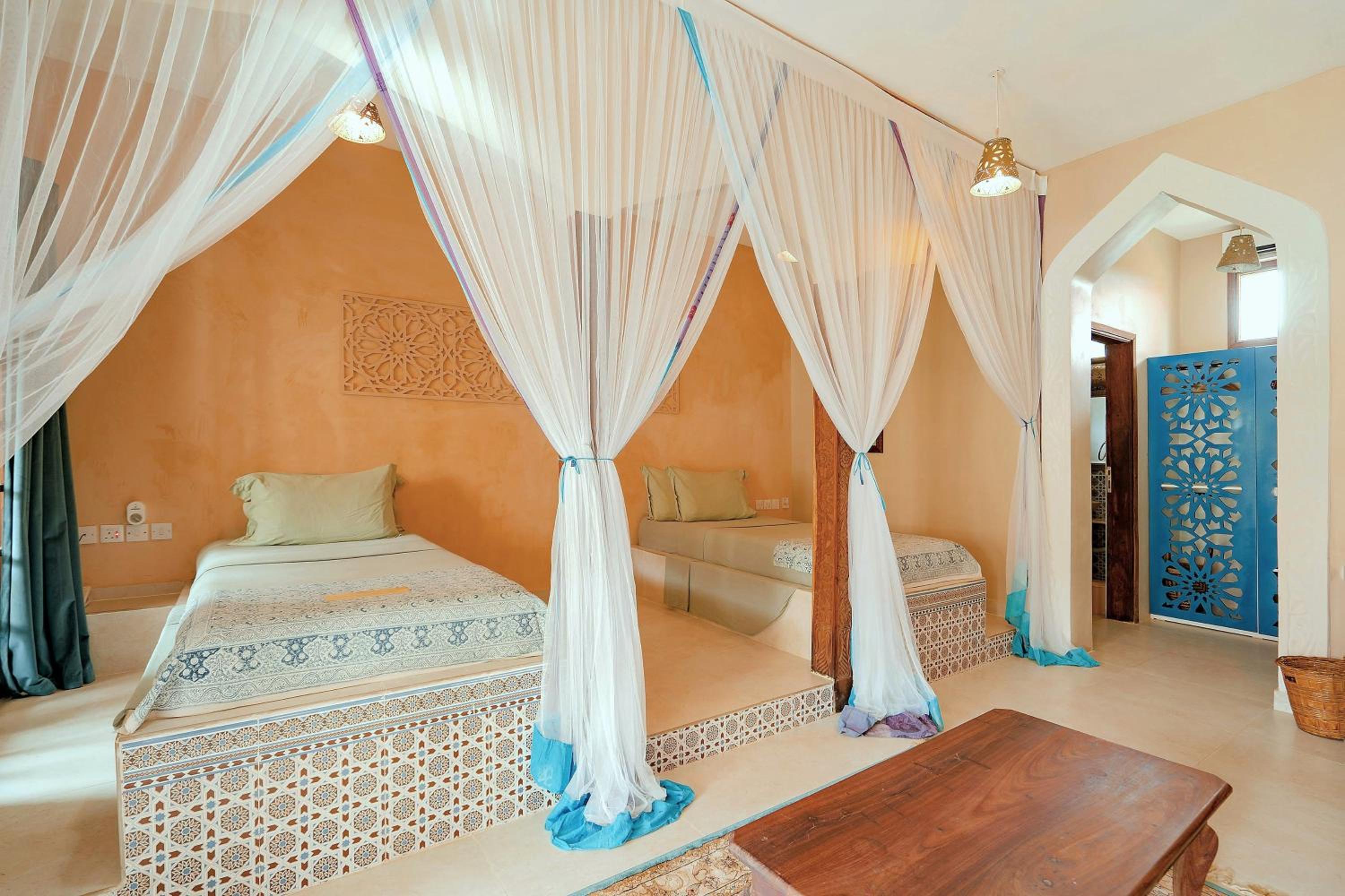 Theme, Twin Beds