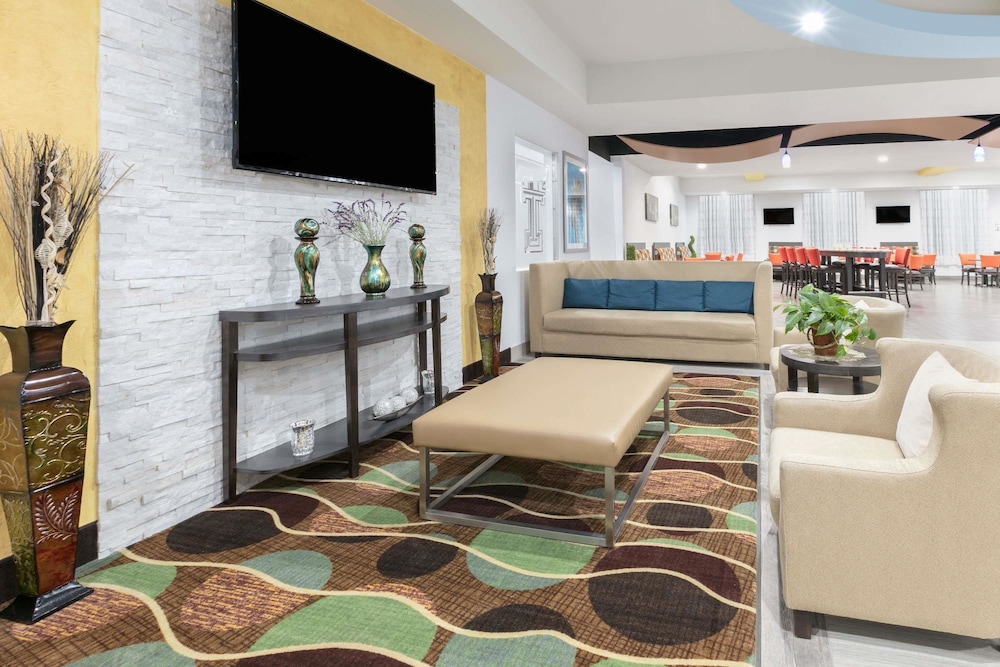 Days Inn & Suites by Wyndham Lubbock Medical Center 33/54