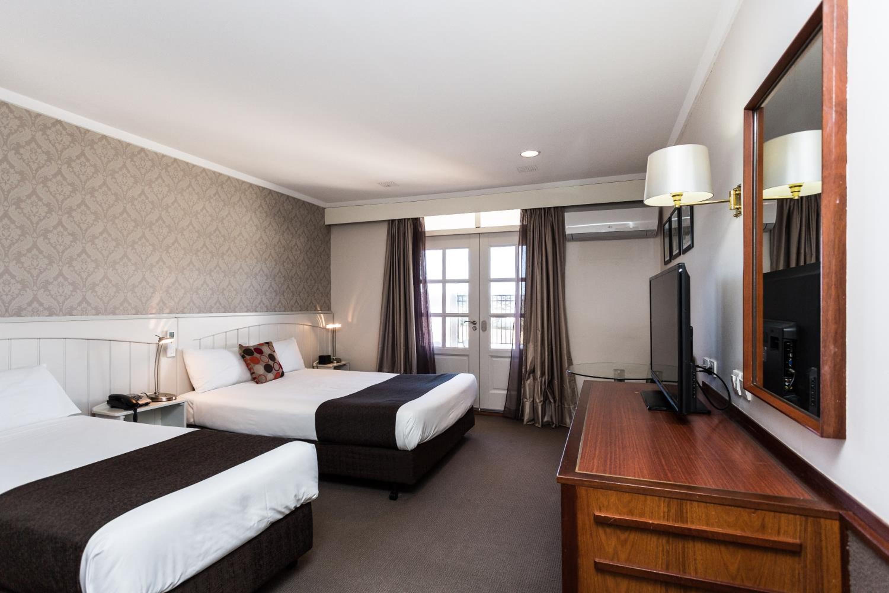 Courtyard, Queen Bed