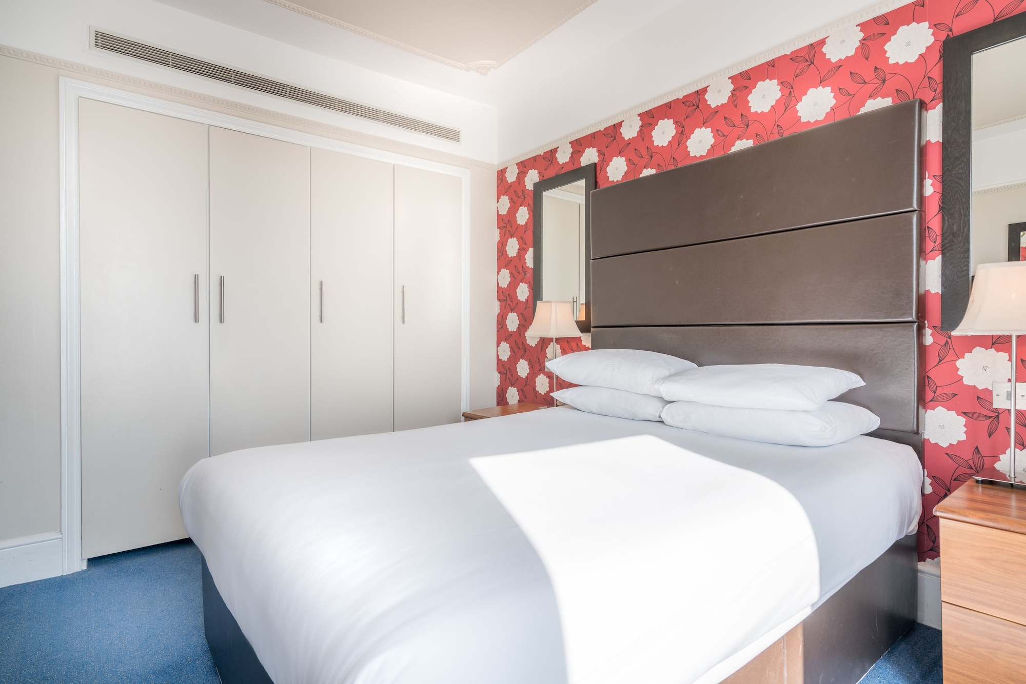 ROOM, DOUBLE BED