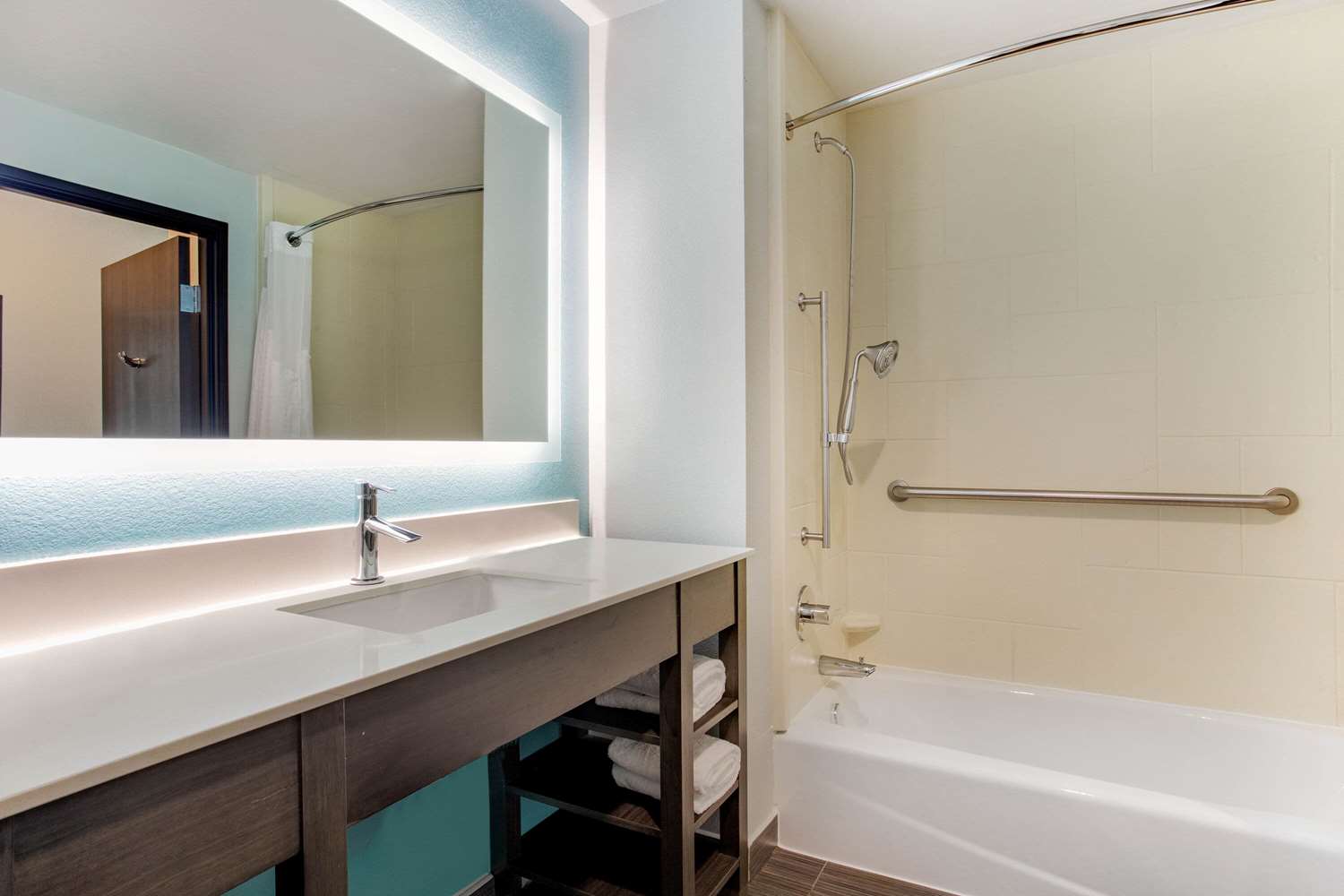 La Quinta Inn & Suites by Wyndham Northlake Fort Worth 23/25