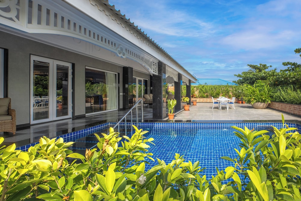 MAYFAIR Palm Beach Resort 70/74