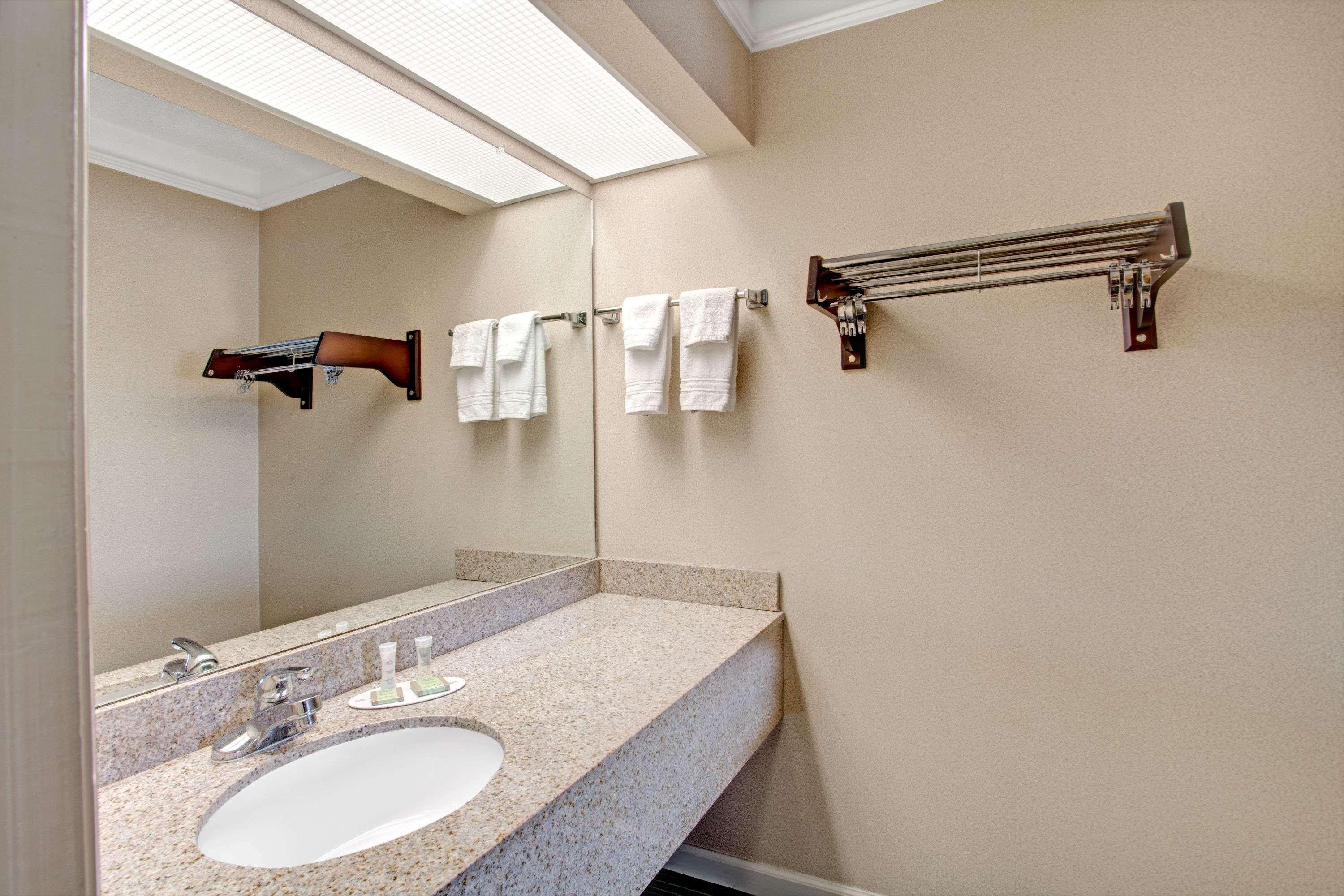 Super 8 By Wyndham Knoxville East 34/38