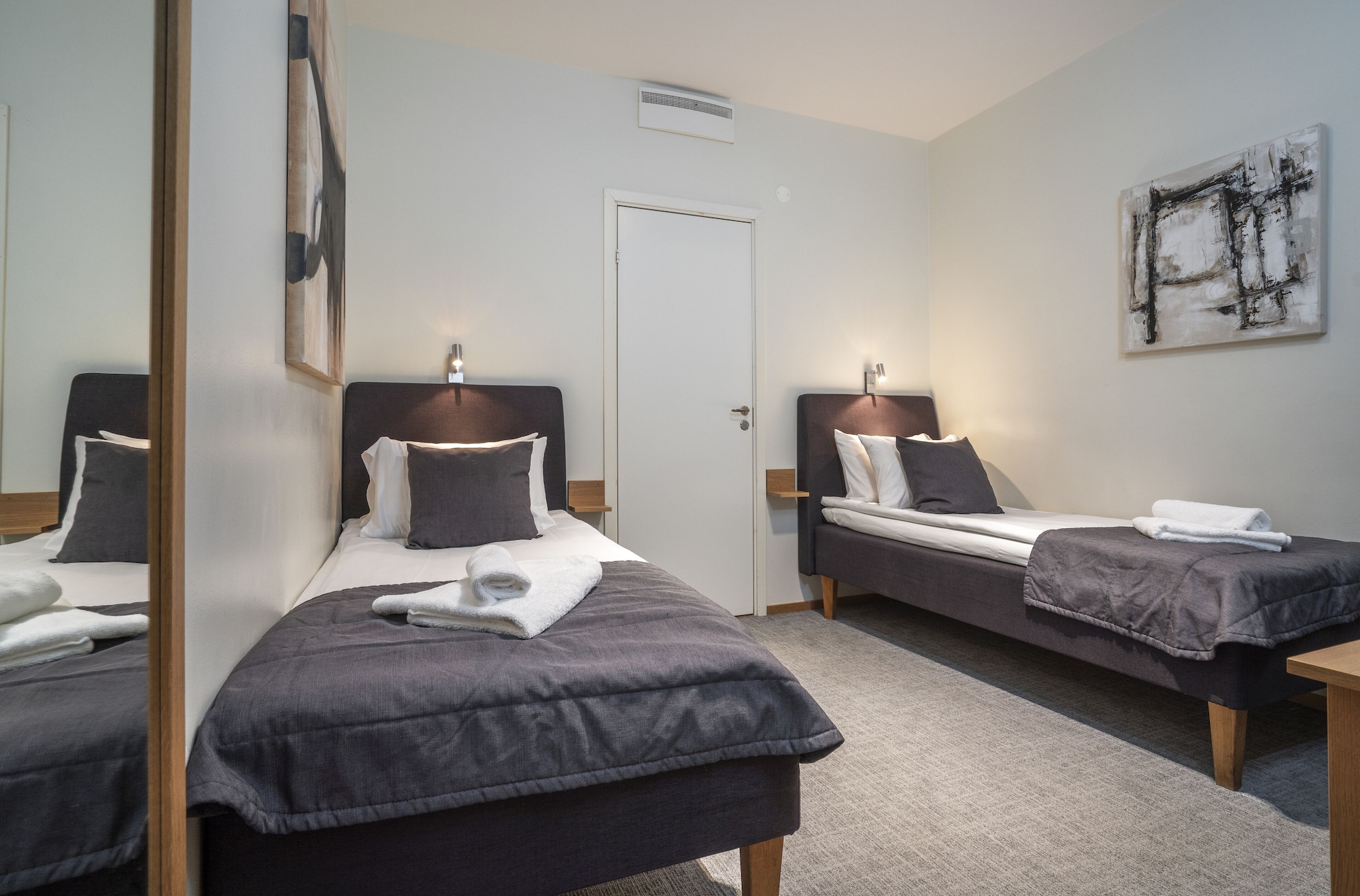 MODERATE, TWIN BEDS, NO WINDOW