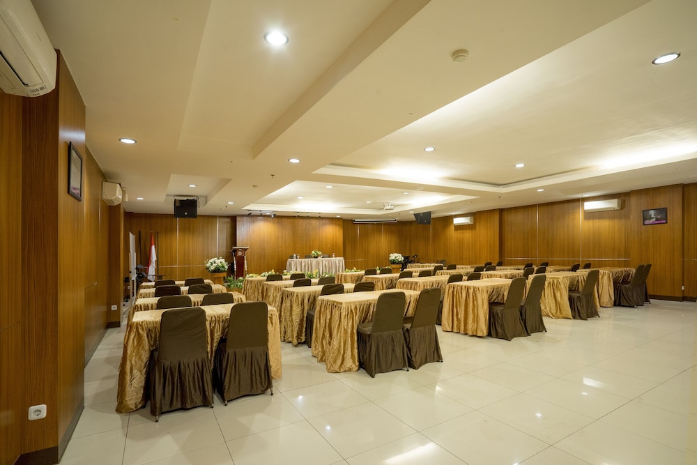 Hotel Grand Kartika 54/63