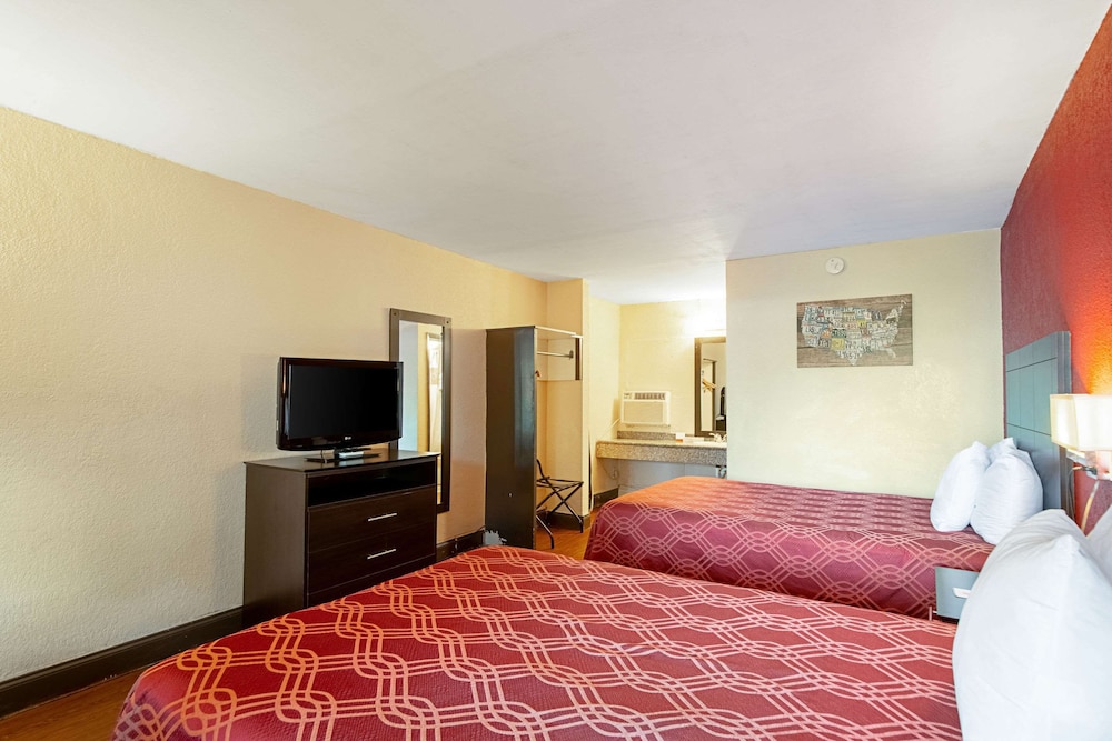 Econo Lodge Inn & Suites Clearwater Central 10/26