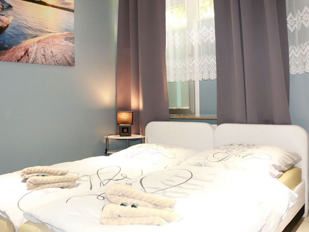 STANDARD, TWIN BEDS, SHARED BATHROOM
