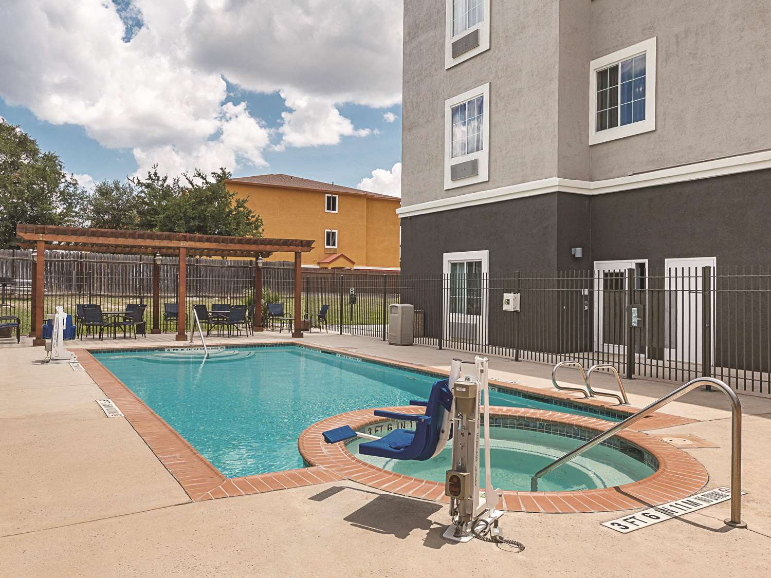 La Quinta Inn & Suites by Wyndham San Antonio Northwest 60/62