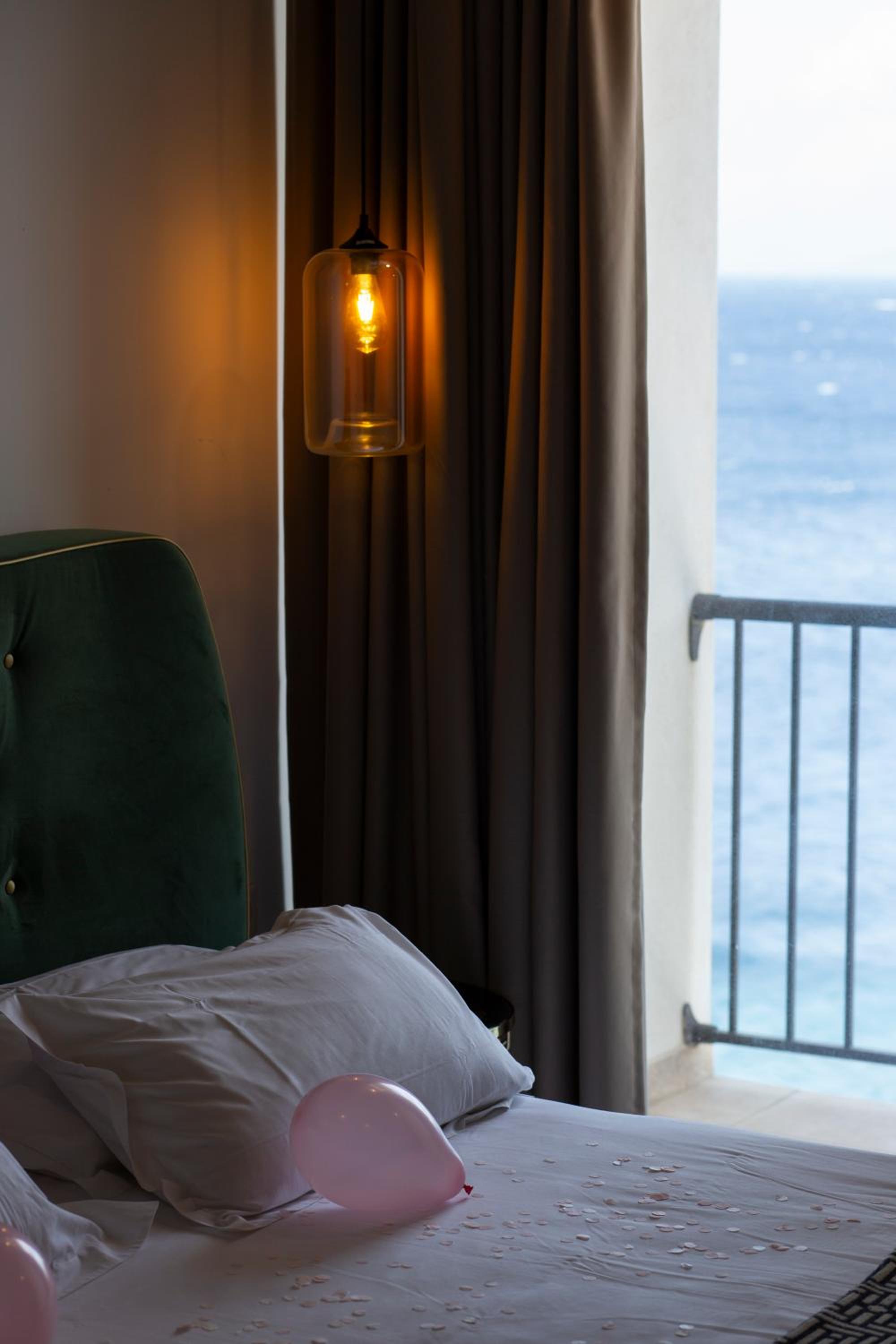 غرفة بريفيليج بإطلالة على البحر بشرفة، La Pietra Hotel Restaurant 10/10
