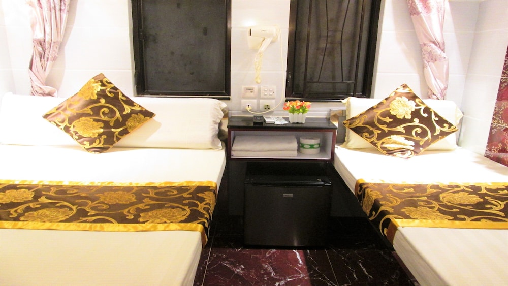 Pay-Less Guest House 7/50