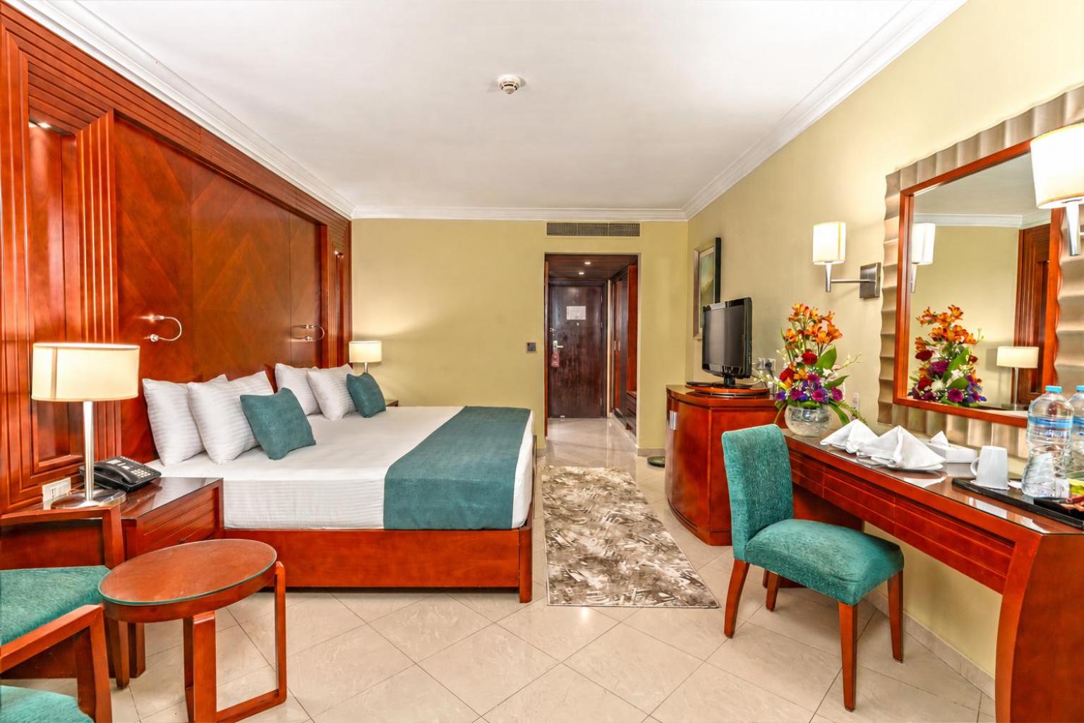 Honeymoon, Swim Up, Queen Bed