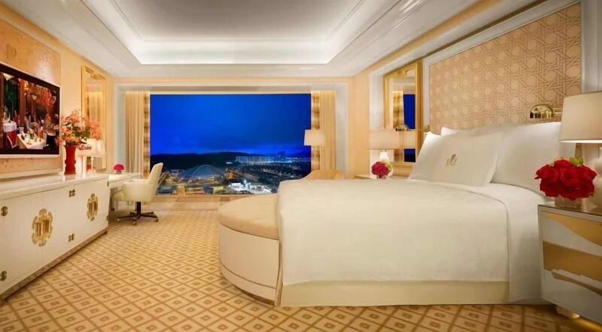 Suite, King Bed, Parlor