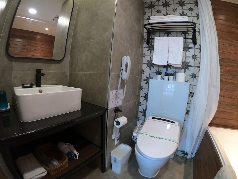 Watermark Hotel Kaohsiung Main Station 68/72