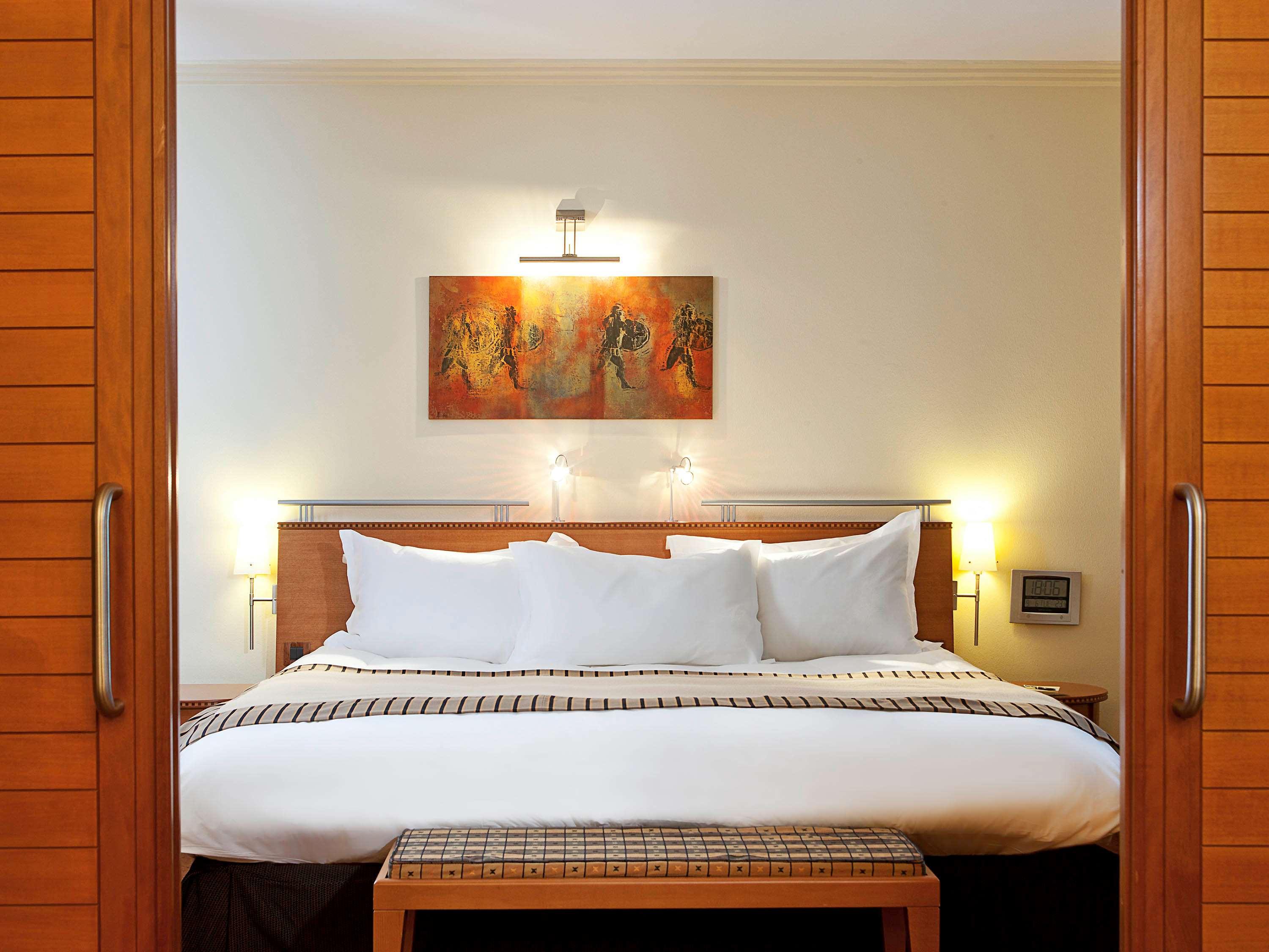 JUNIOR SUITE, KING BED, LIVING AREA, LOUNGE ACCESS