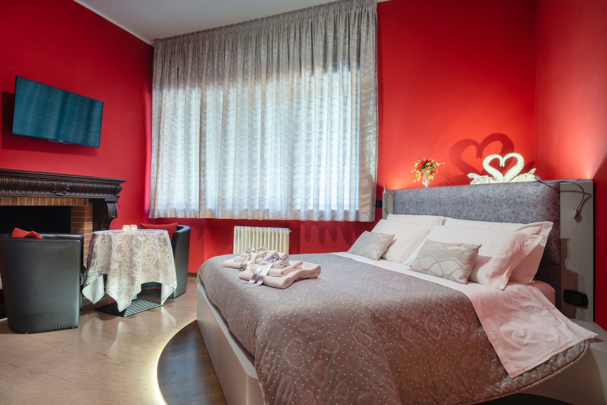 ROMANTIC, STUDIO, SUITE