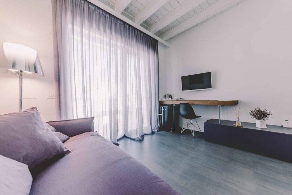 Suite 10 Home Design & Spa 32/69